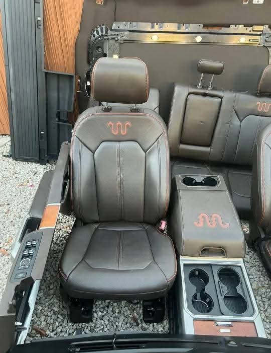 Ford f250 king ranch Interior 17-22 Ford f250 king ranch interior fits 2017 to 2022 comes complete with all seats center console carpet headliner dash and all plastic trim with seatbelts - Image 3