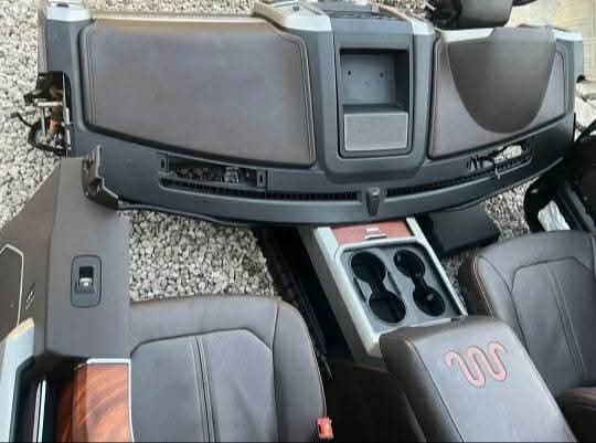 Ford f250 king ranch Interior 17-22 Ford f250 king ranch interior fits 2017 to 2022 comes complete with all seats center console carpet headliner dash and all plastic trim with seatbelts - Image 2