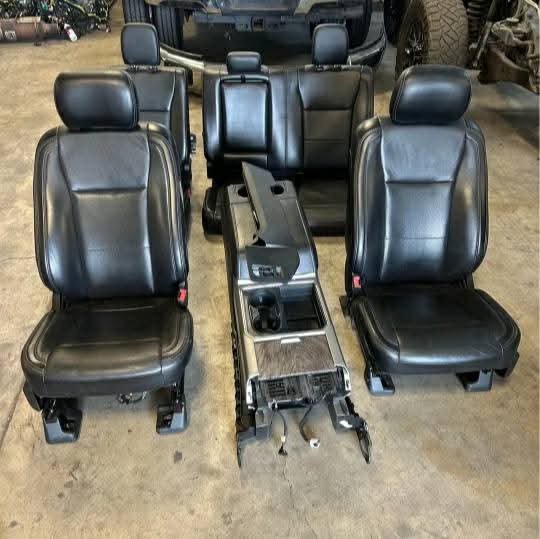 2017-2022 F250 F350 LARIAT INTERIOR 2017-2019 FORD F250,350,450 Black leather interior, Price includes both front and rear seats( front seats are power,heated and cooled.), center console, and all 4 inner door panels and black carpet. This interior was removed from a 2019 f350