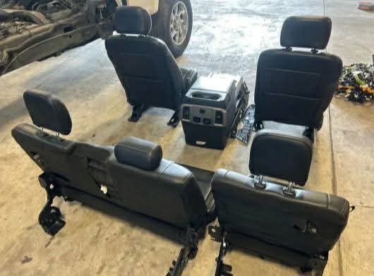 2017-2022 F250 F350 LARIAT INTERIOR 2017-2019 FORD F250,350,450 Black leather interior, Price includes both front and rear seats( front seats are power,heated and cooled.), center console, and all 4 inner door panels and black carpet. This interior was removed from a 2019 f350 - Image 2