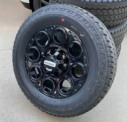 20” NEW Ford F350 wheels/tiresNEW Ford F-350 or F-250 20” factory alloy Wheels and Tires, Bridgestone Dueler AT LT275/65r20. Gloss black finish. Removed from a new 2025 truck with 20 miles. Includes lugs. Fitment for 2005-2025 F250/F350, 8x170 bolt pattern. - Image 2