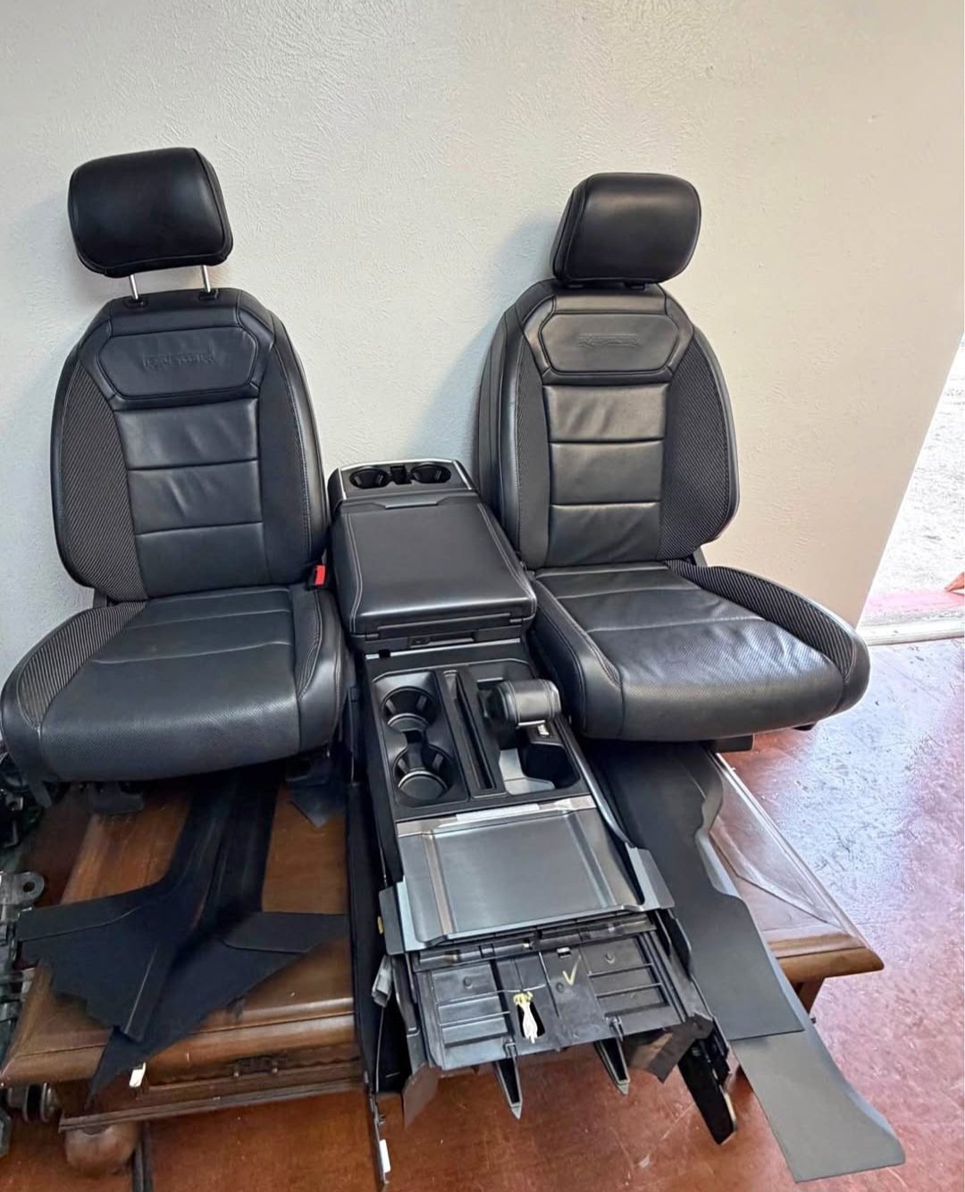 2021-2026 Ford F-150 Raptor Interior Set This interior Set Includes: ✅Front Heated & Cooled Seats ✅Rear Seats ✅Center Console w/Workstation ✅Front & Rear Door Panels
